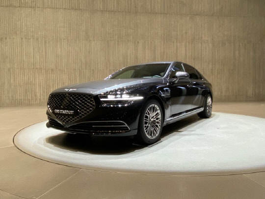 제네시스 수지 1층에 전시된 한정판 모델 G90 스타더스트.<장우진 기자>